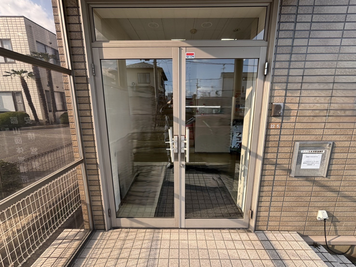 円谷トーヨー住器の店舗ドア　ハンドル交換の施工前の写真2