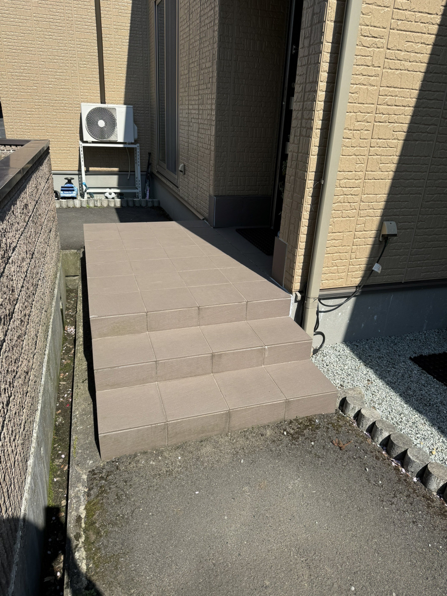 円谷トーヨー住器の歩行補助手摺 設置工事の施工前の写真1