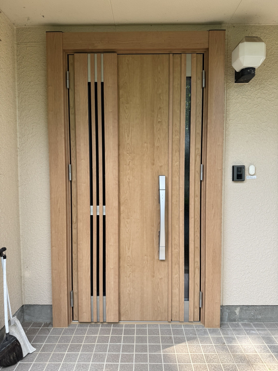 円谷トーヨー住器の【1dayリフォーム】リシェント玄関ドア 取替施工の施工後の写真1