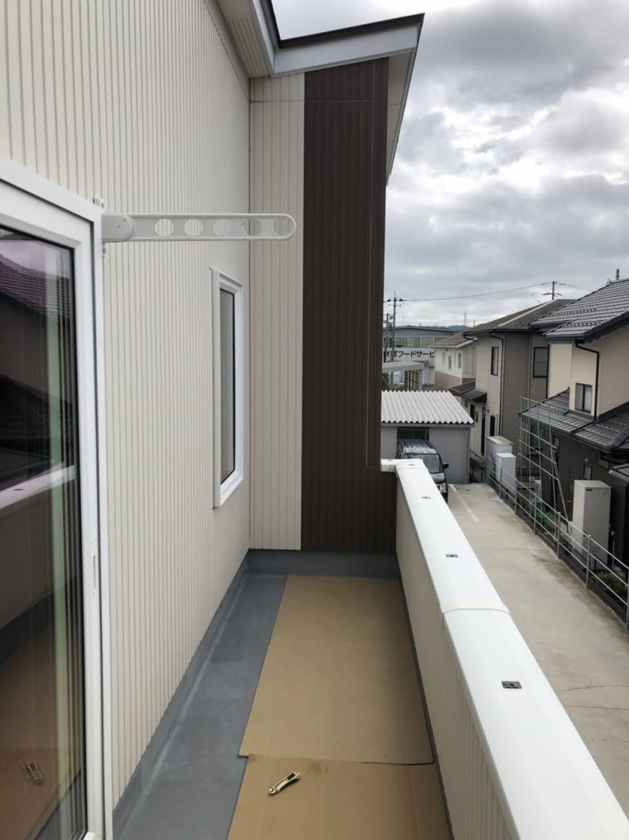 円谷トーヨー住器のお洗濯物干しの強い味方！雨が降っても風が吹いても大丈夫！の施工前の写真2