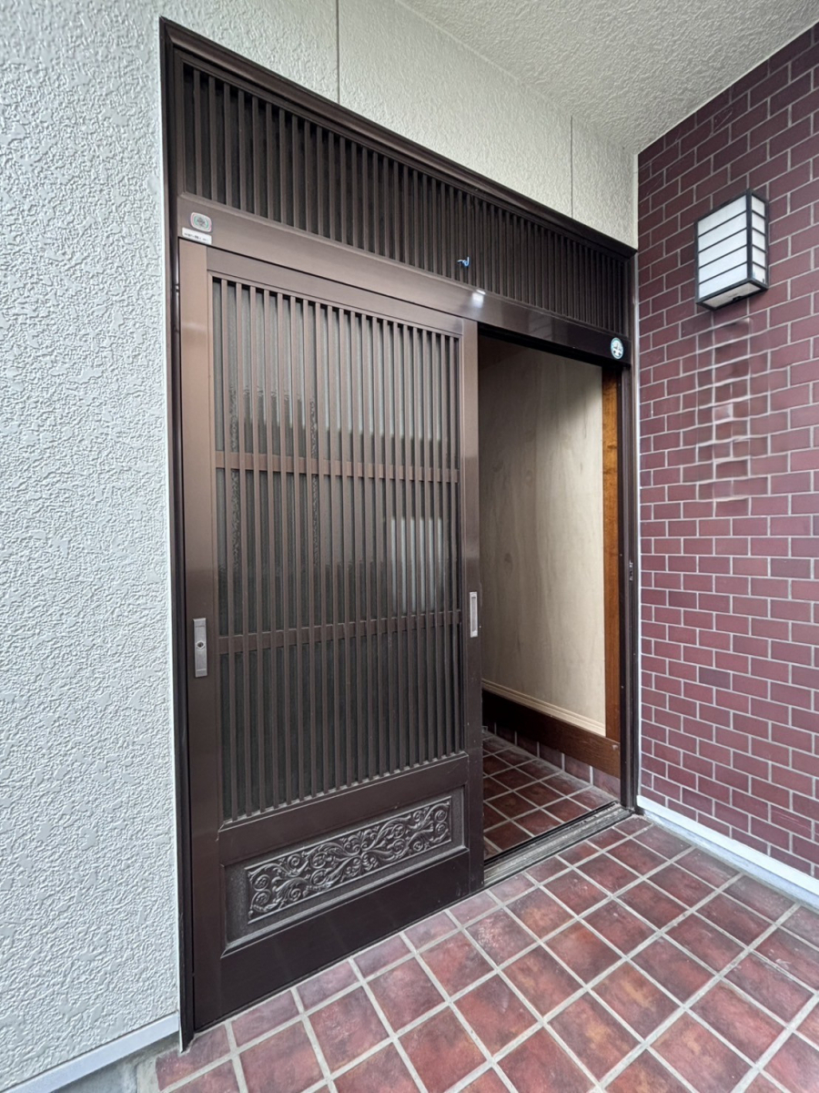 円谷トーヨー住器のリフォーム玄関ドア　取替施工の施工前の写真1
