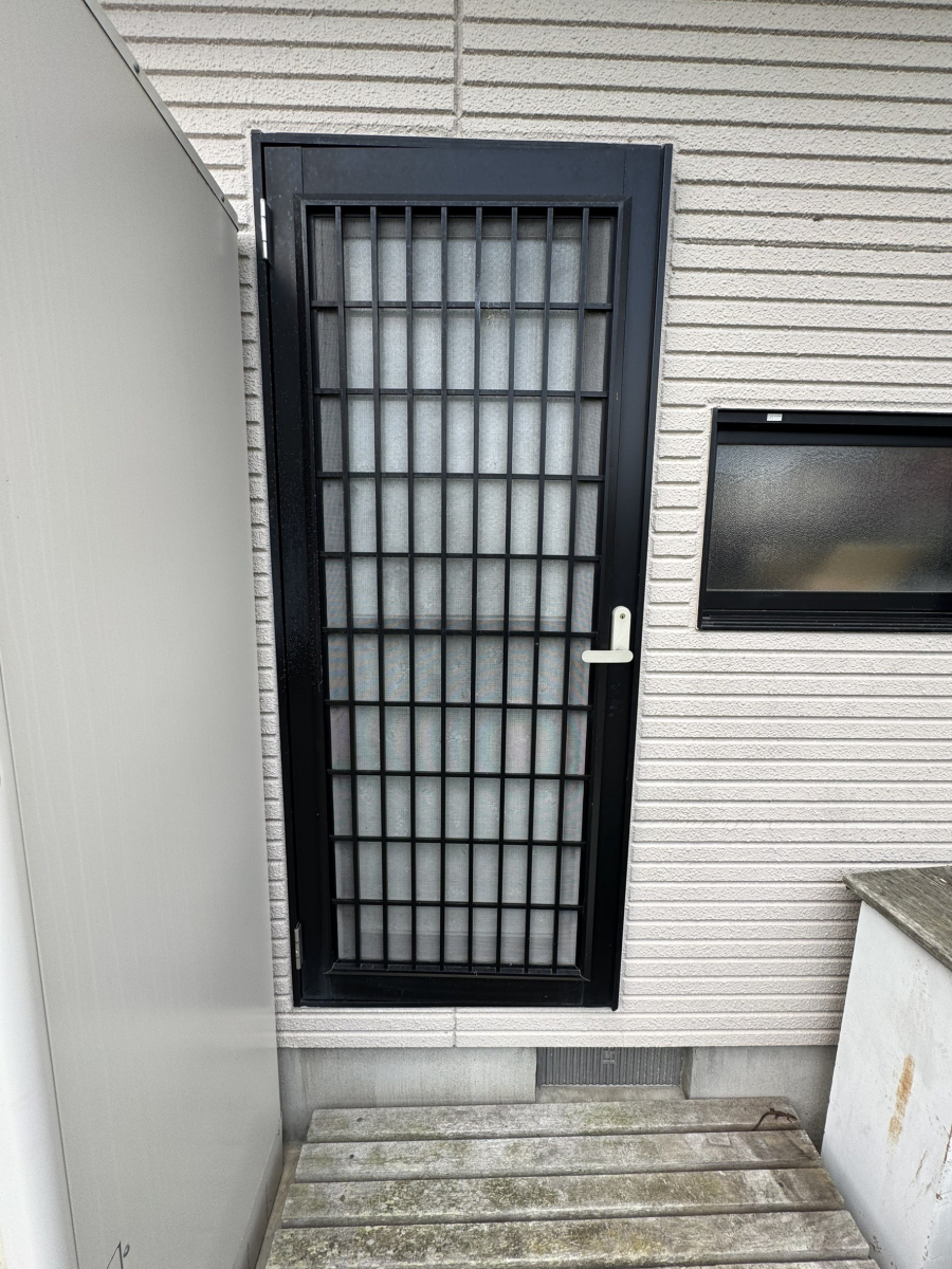 円谷トーヨー住器の勝手口ドア 取替施工の施工前の写真1