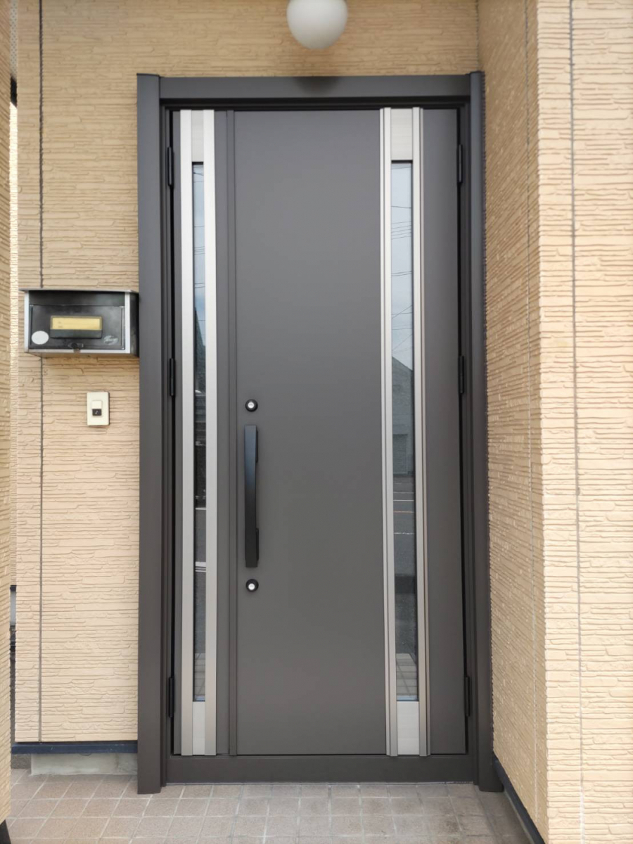 円谷トーヨー住器の玄関ドア 取替施工の施工後の写真1