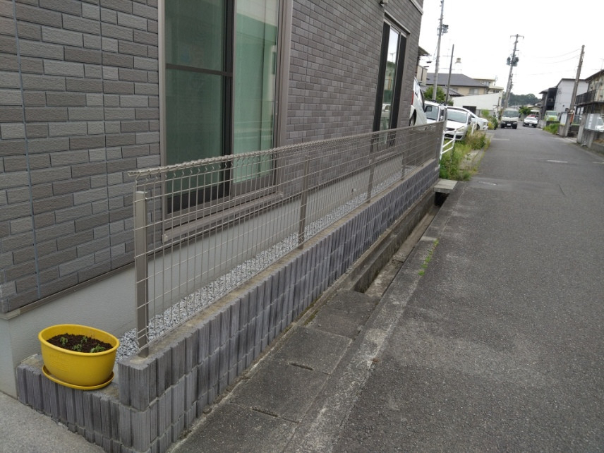 円谷トーヨー住器のフェンス工事の施工前の写真1