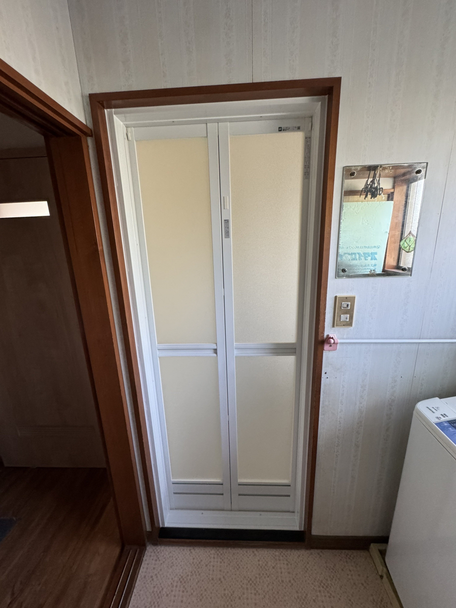 円谷トーヨー住器の浴室中折れドア 取替施工の施工後の写真1