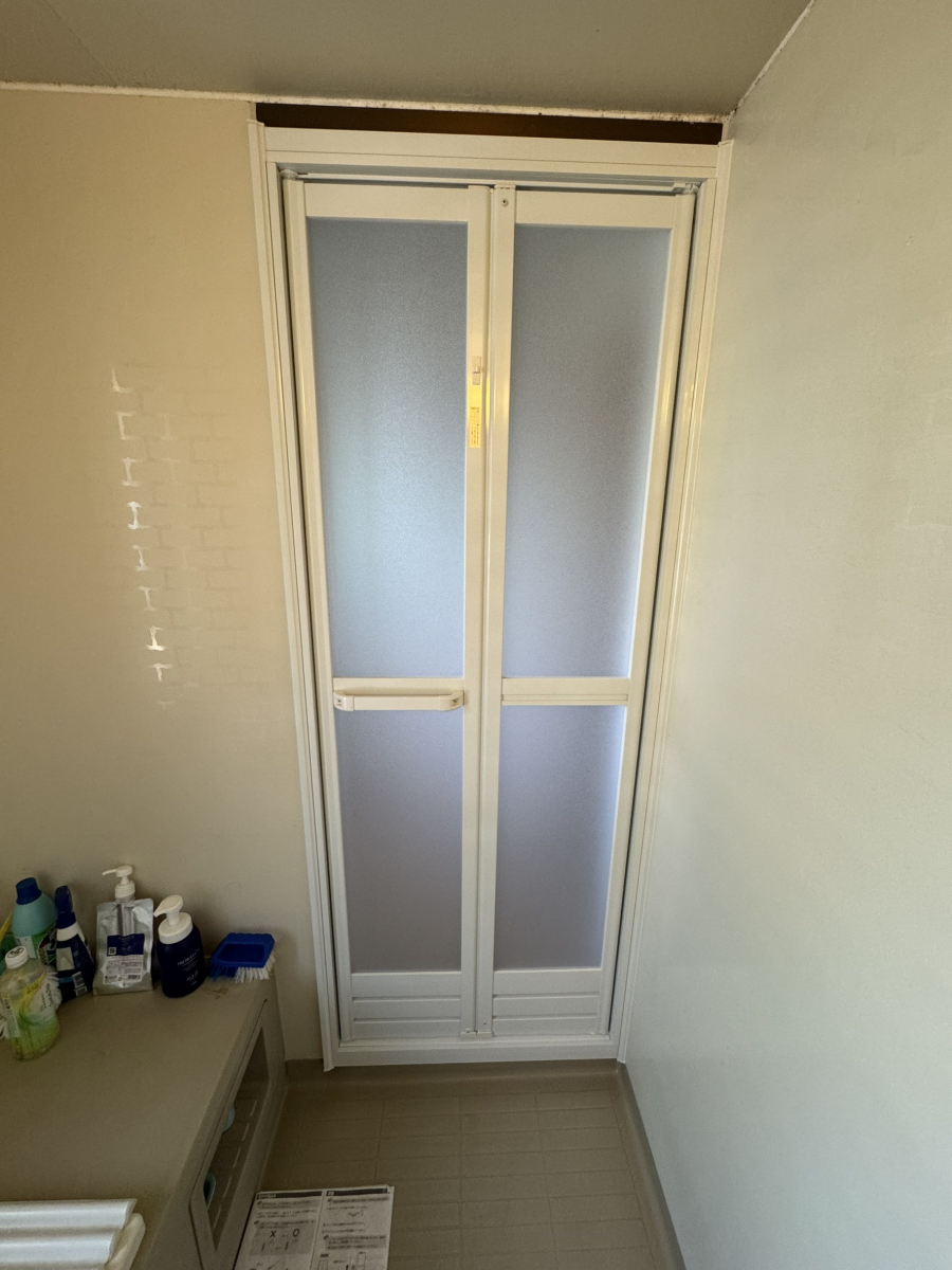 円谷トーヨー住器の浴室中折れドア 取替施工の施工後の写真2
