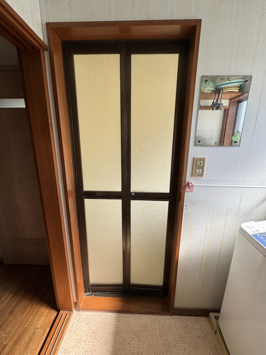 円谷トーヨー住器の浴室中折れドア 取替施工の施工前の写真1