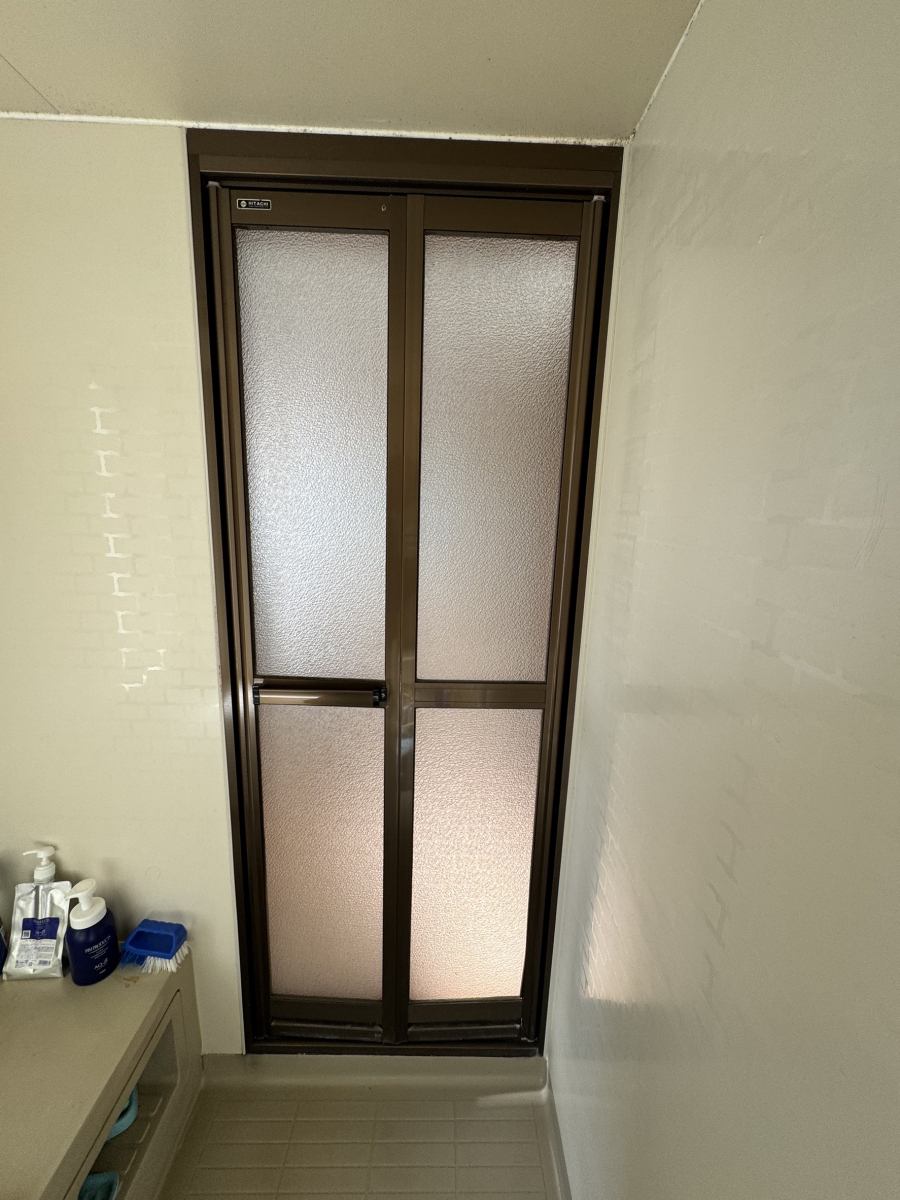円谷トーヨー住器の浴室中折れドア 取替施工の施工前の写真2