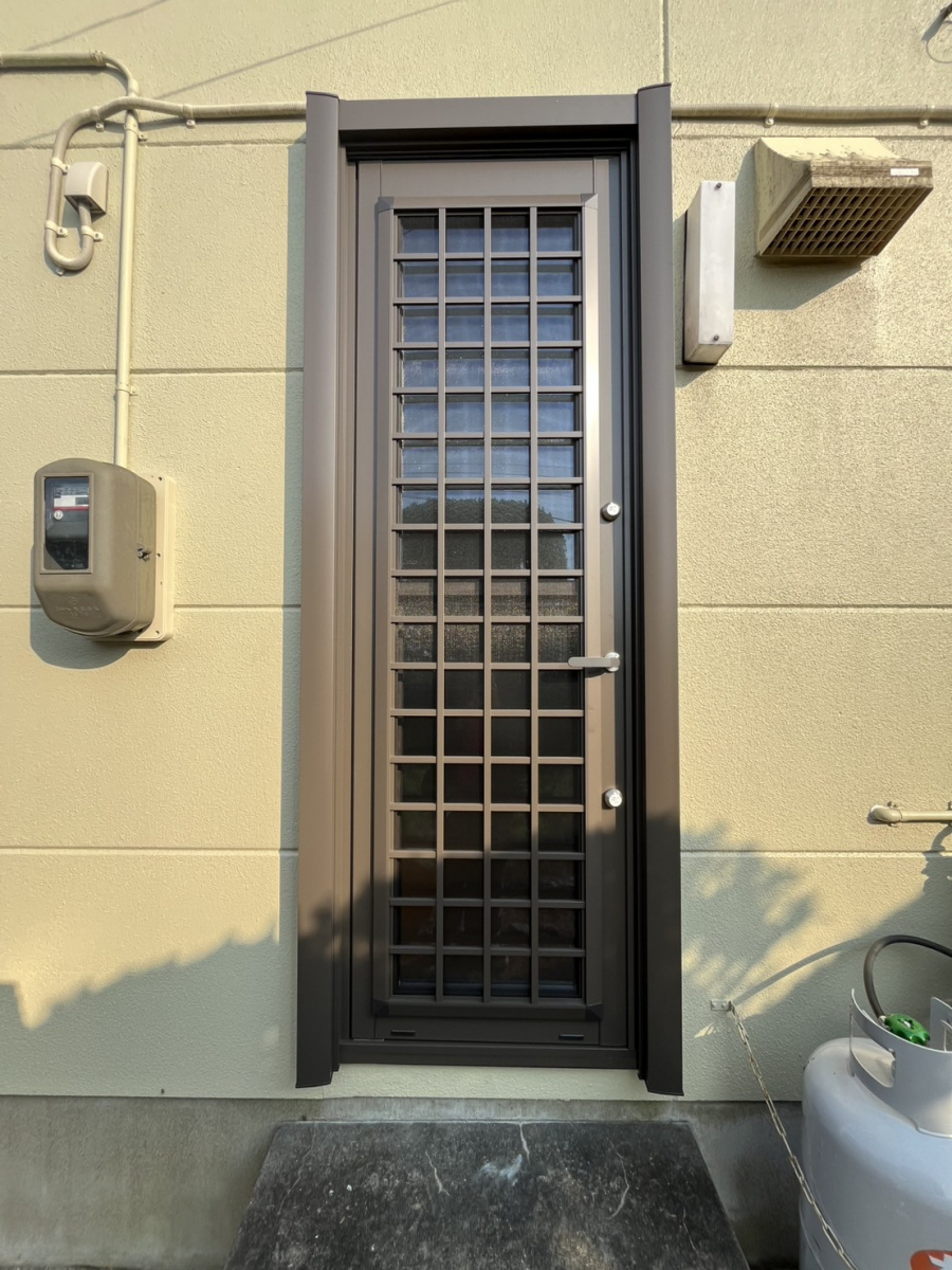 円谷トーヨー住器の勝手口ドア　取替施工の施工後の写真1