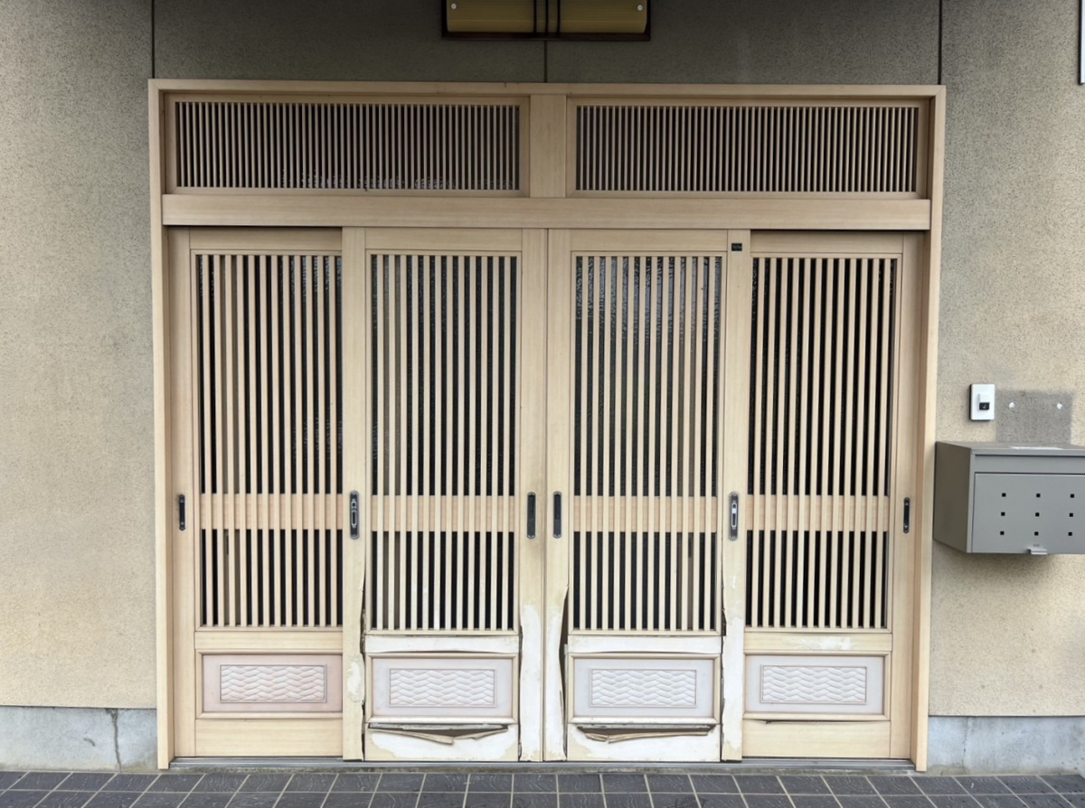 円谷トーヨー住器のリシェント玄関引戸 取替事例の施工前の写真1