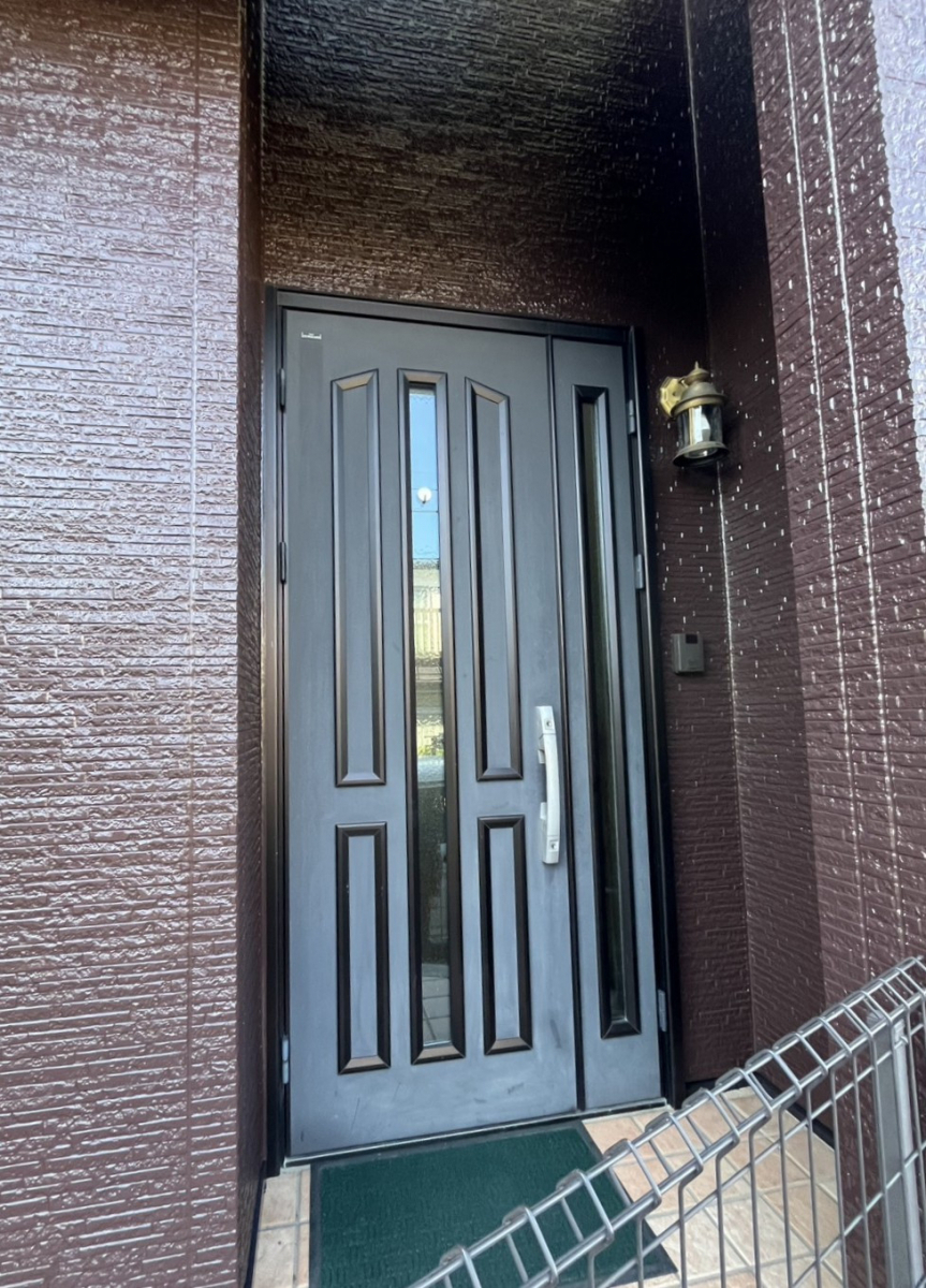 円谷トーヨー住器の玄関ドア　取替施工の施工前の写真1