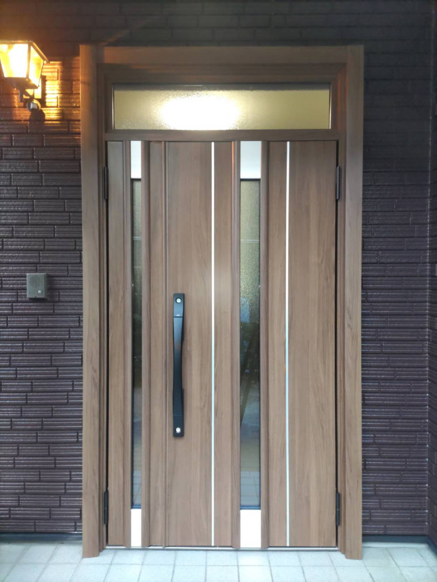 円谷トーヨー住器の【玄関ドアリフォーム】高断熱仕様ハイグレードモデルに交換の施工後の写真1