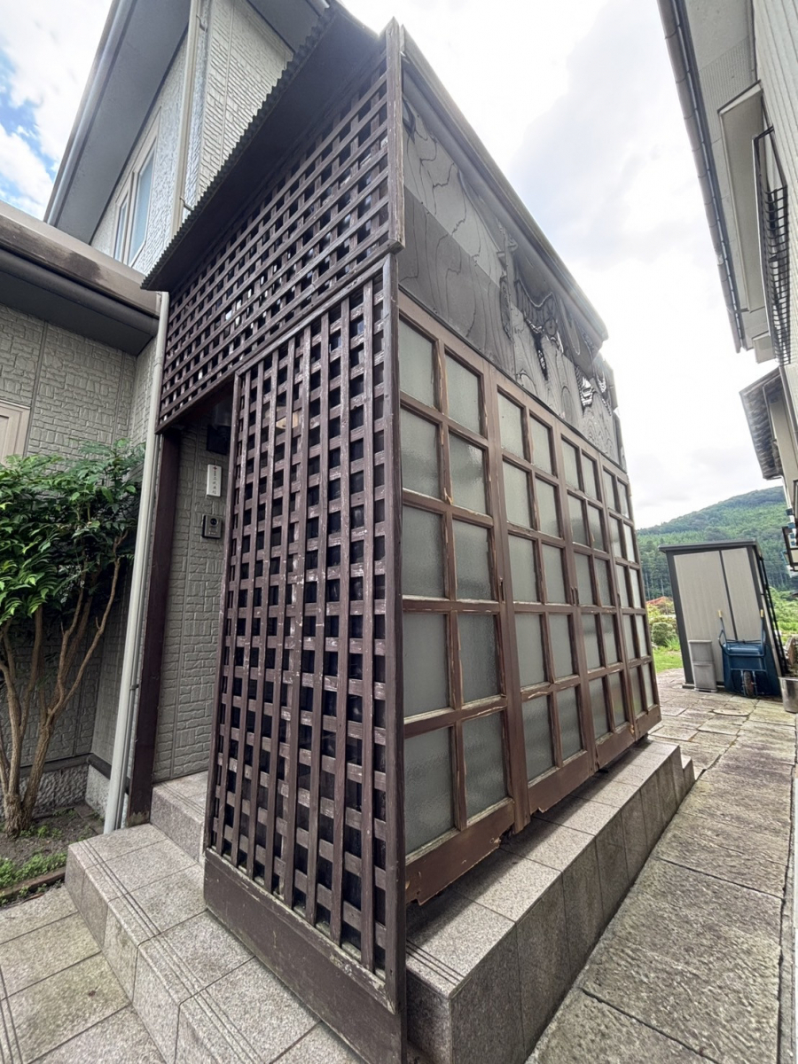 円谷トーヨー住器の風除室施工　ツインガードⅢの施工前の写真1