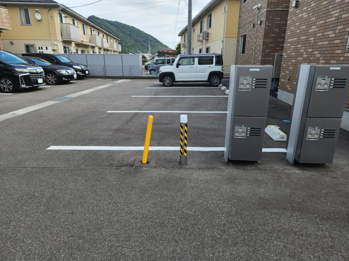 円谷トーヨー住器の駐車場ポール交換の施工前の写真1