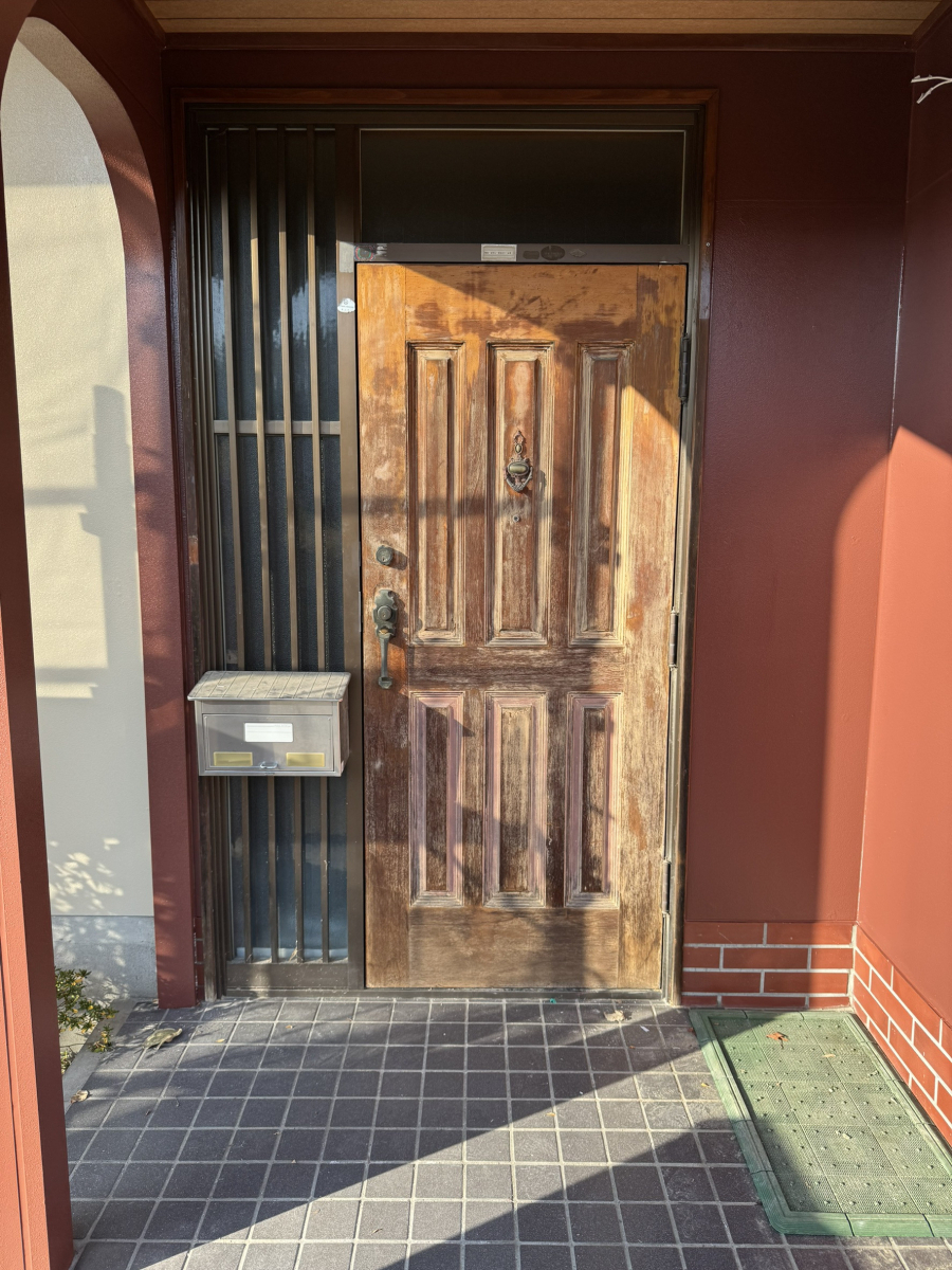 円谷トーヨー住器の【玄関ドアリフォーム】断熱性と防犯性がＵＰの施工前の写真1