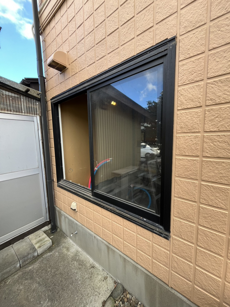 円谷トーヨー住器の【窓リフォーム】窓を小さくして寒さを軽減の施工前の写真2