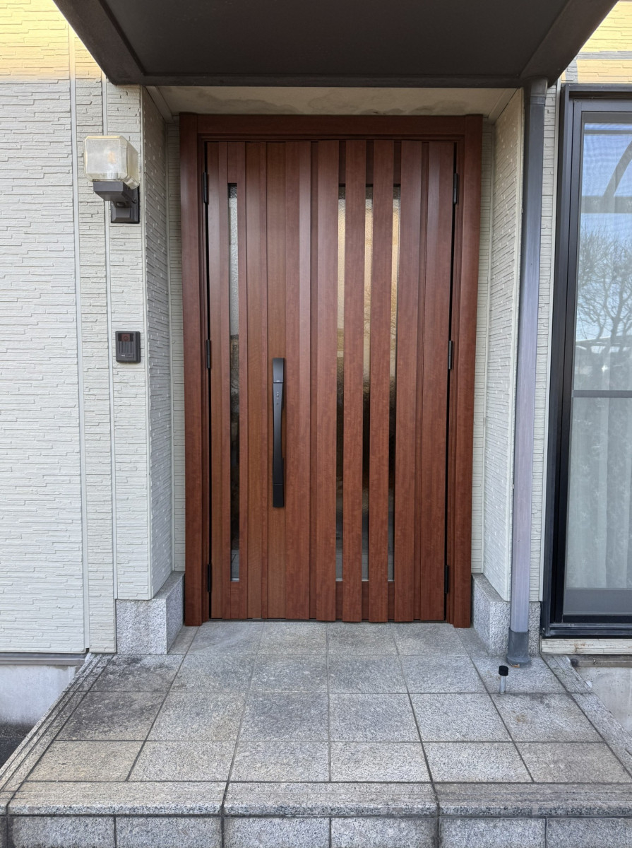 円谷トーヨー住器の【玄関ドアリフォーム】カギのタイプが選べるスマートロックシステムの施工後の写真1