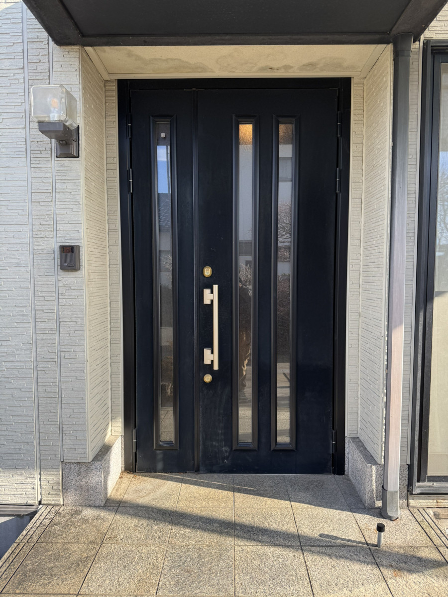 円谷トーヨー住器の【玄関ドアリフォーム】カギのタイプが選べるスマートロックシステムの施工前の写真1