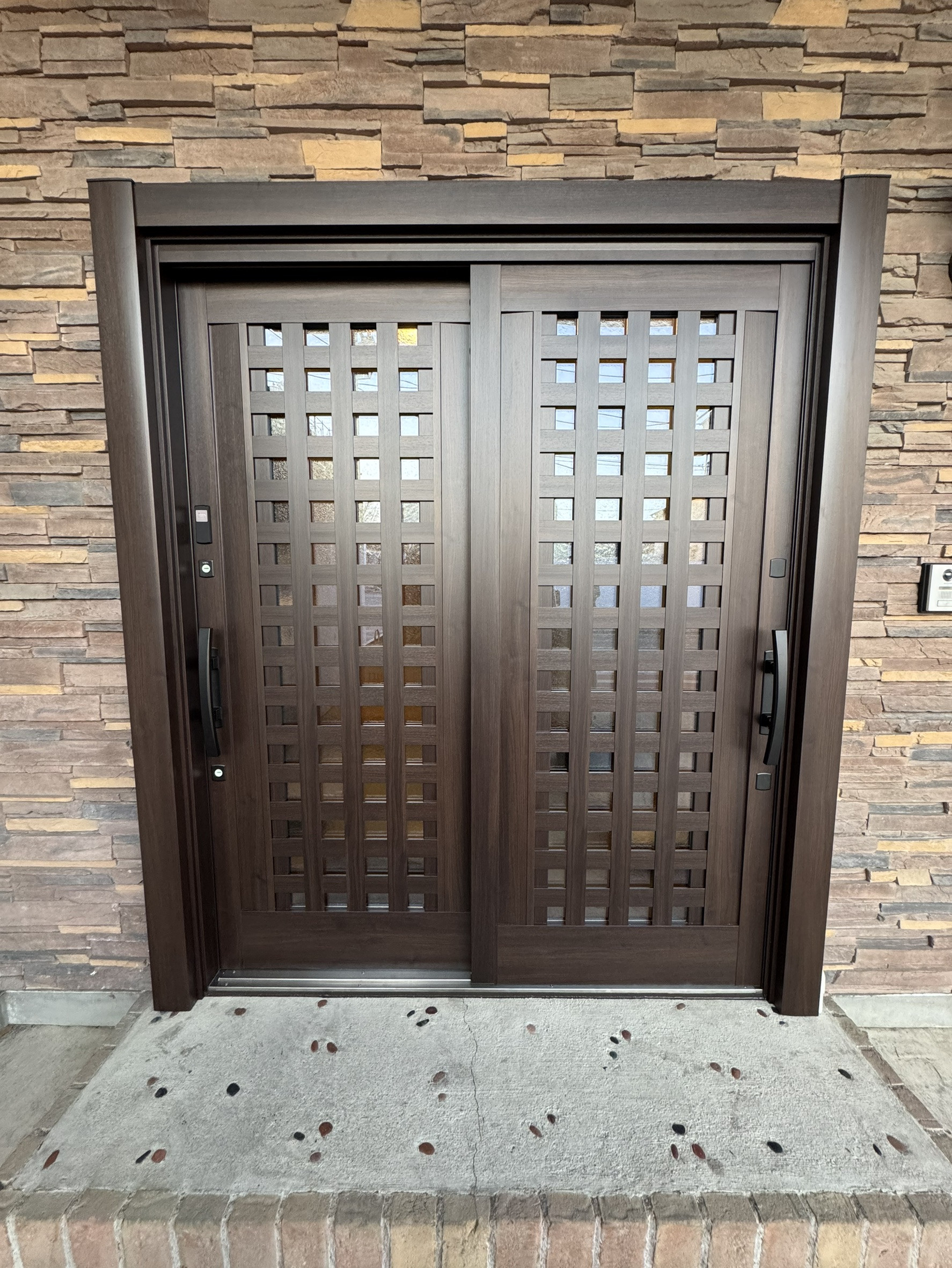 円谷トーヨー住器の【玄関リフォーム】大型把手で開け閉め楽々の施工後の写真1