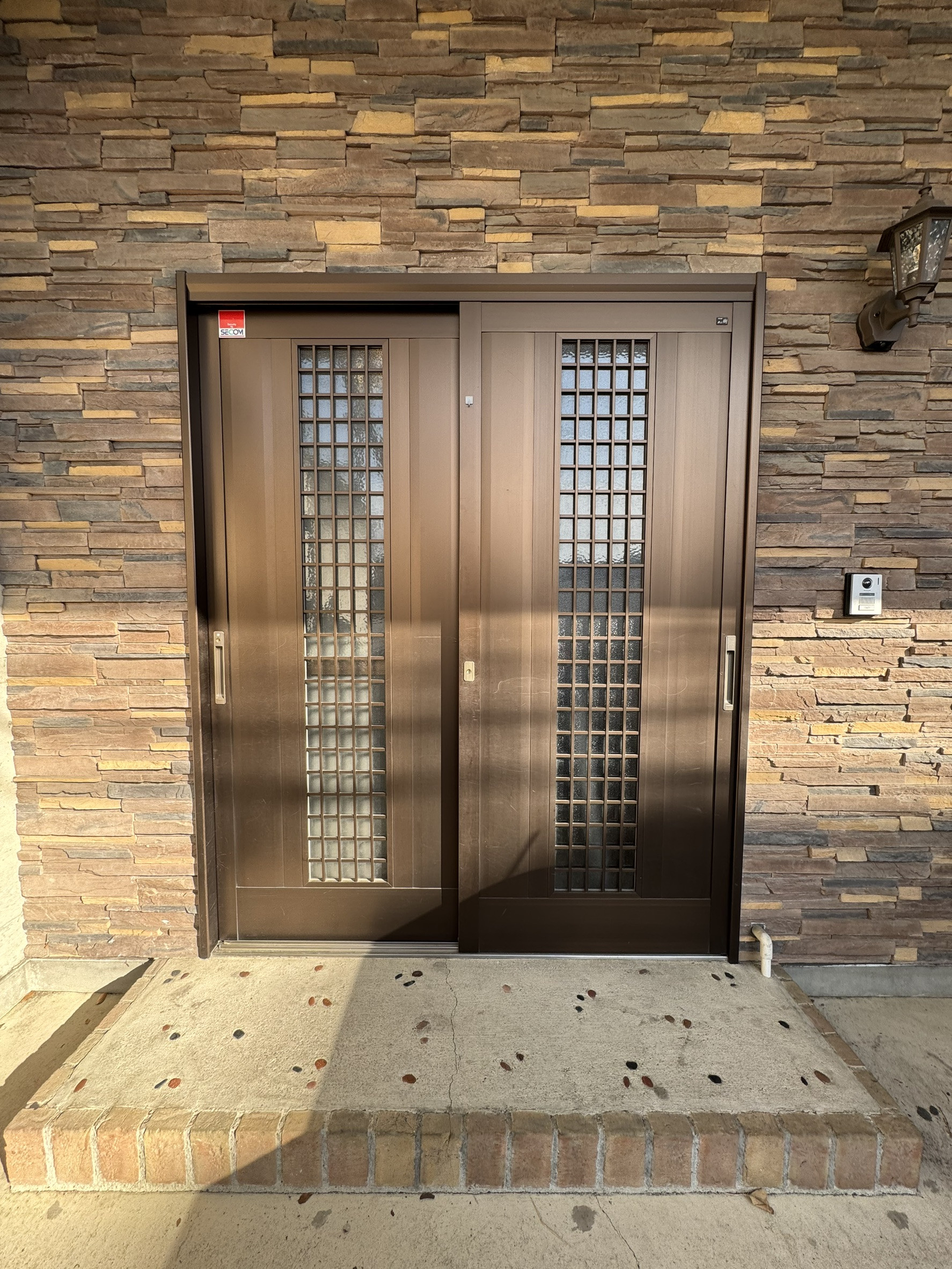 円谷トーヨー住器の【玄関リフォーム】大型把手で開け閉め楽々の施工前の写真1