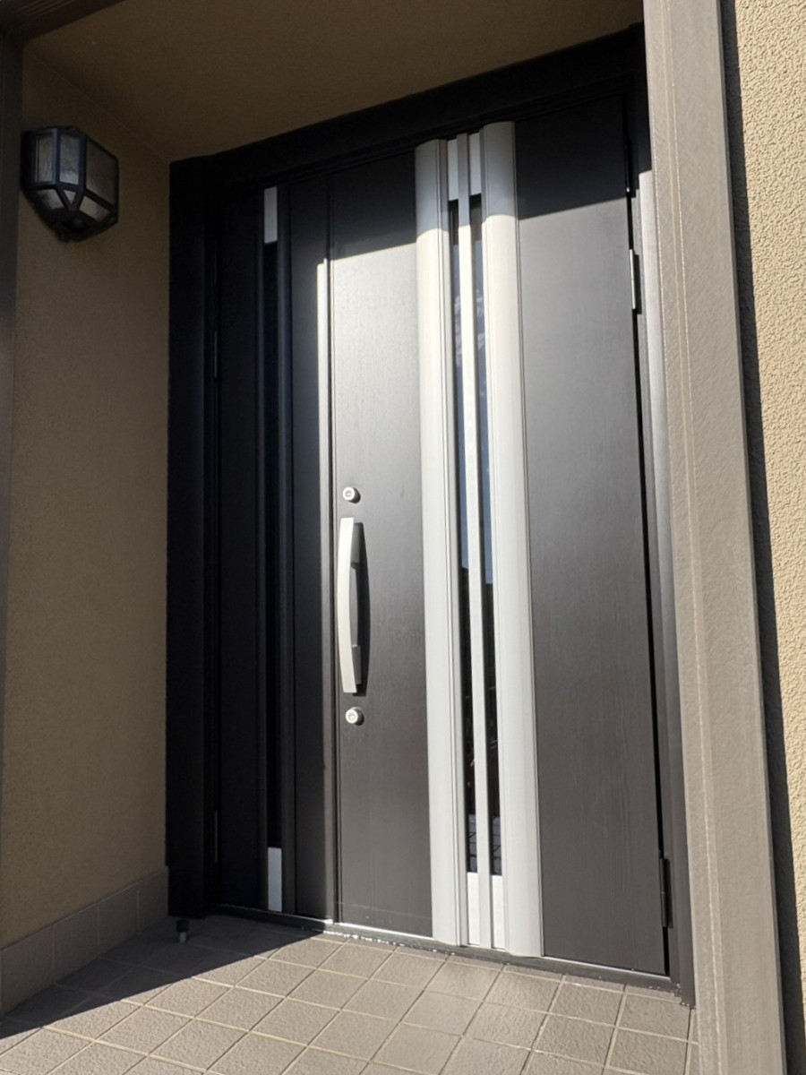 円谷トーヨー住器の【玄関ドアリフォーム】高断熱仕様ドアに交換の施工後の写真1