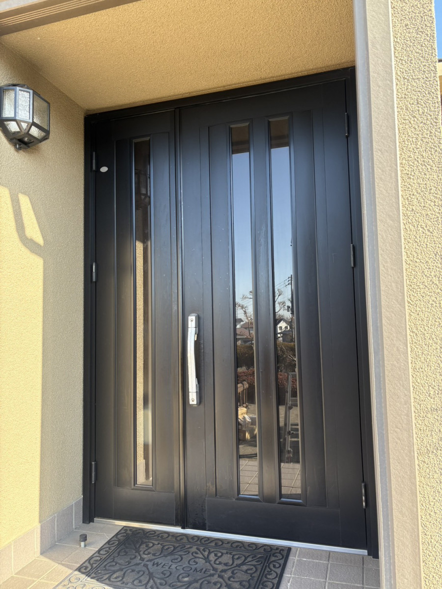 円谷トーヨー住器の【玄関ドアリフォーム】高断熱仕様ドアに交換の施工前の写真1