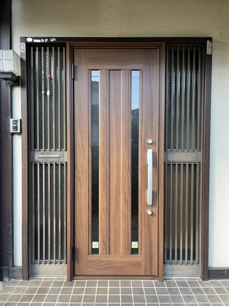 円谷トーヨー住器の【玄関ドアリフォーム】扉本体のみ交換の施工後の写真1