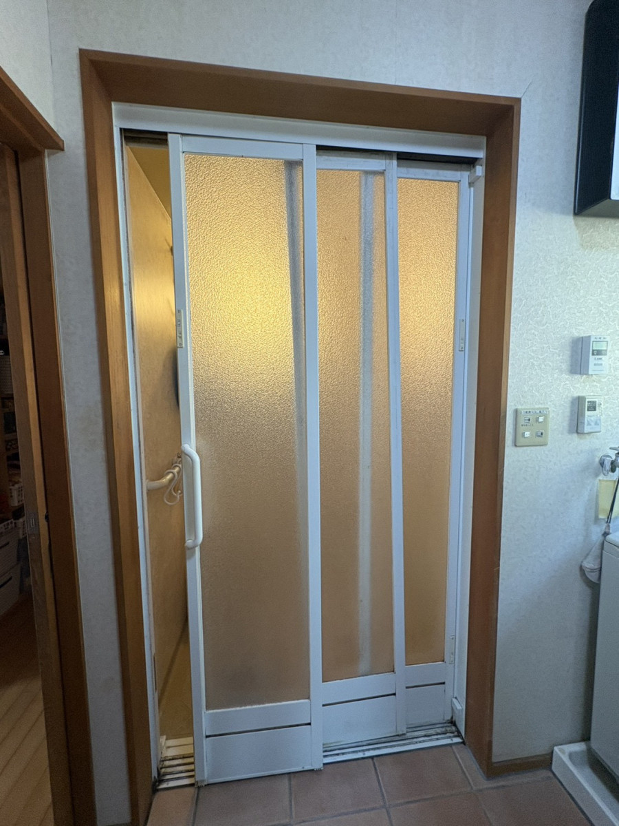 円谷トーヨー住器の【浴室ドアリフォーム】引戸→ドアへ取替の施工前の写真1