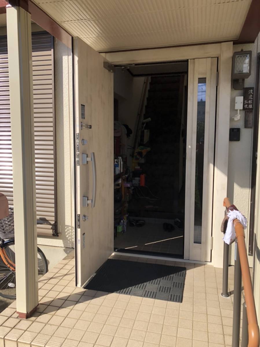 円谷トーヨー住器の【1DAYリフォーム】リシェント玄関ドア　取替施工の施工後の写真2