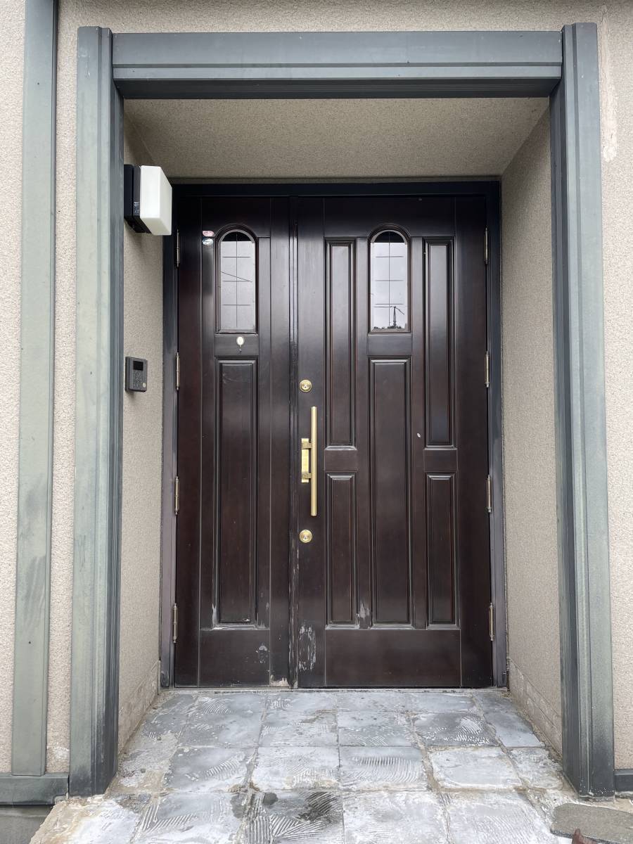 円谷トーヨー住器の明るく気持ちの良い玄関になりました！の施工前の写真1