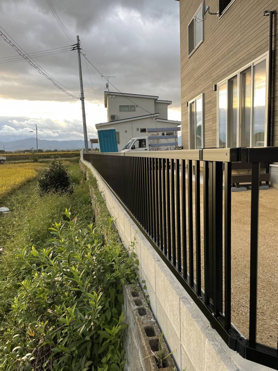 円谷トーヨー住器のウッドデッキとフェンスを取り付けましたの施工後の写真1