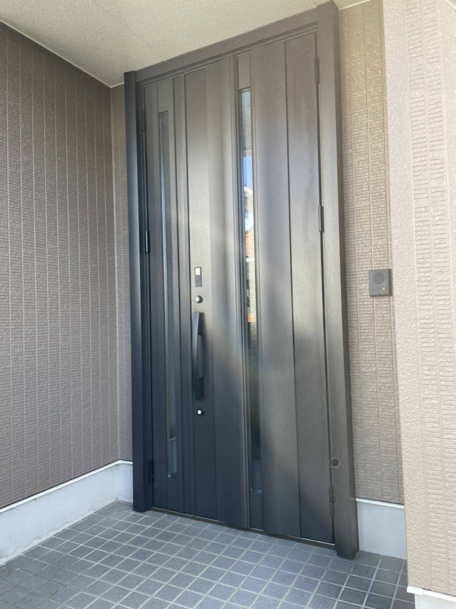 円谷トーヨー住器の【１dayリフォーム】リシェント玄関ドアであったかリフォームの施工後の写真1