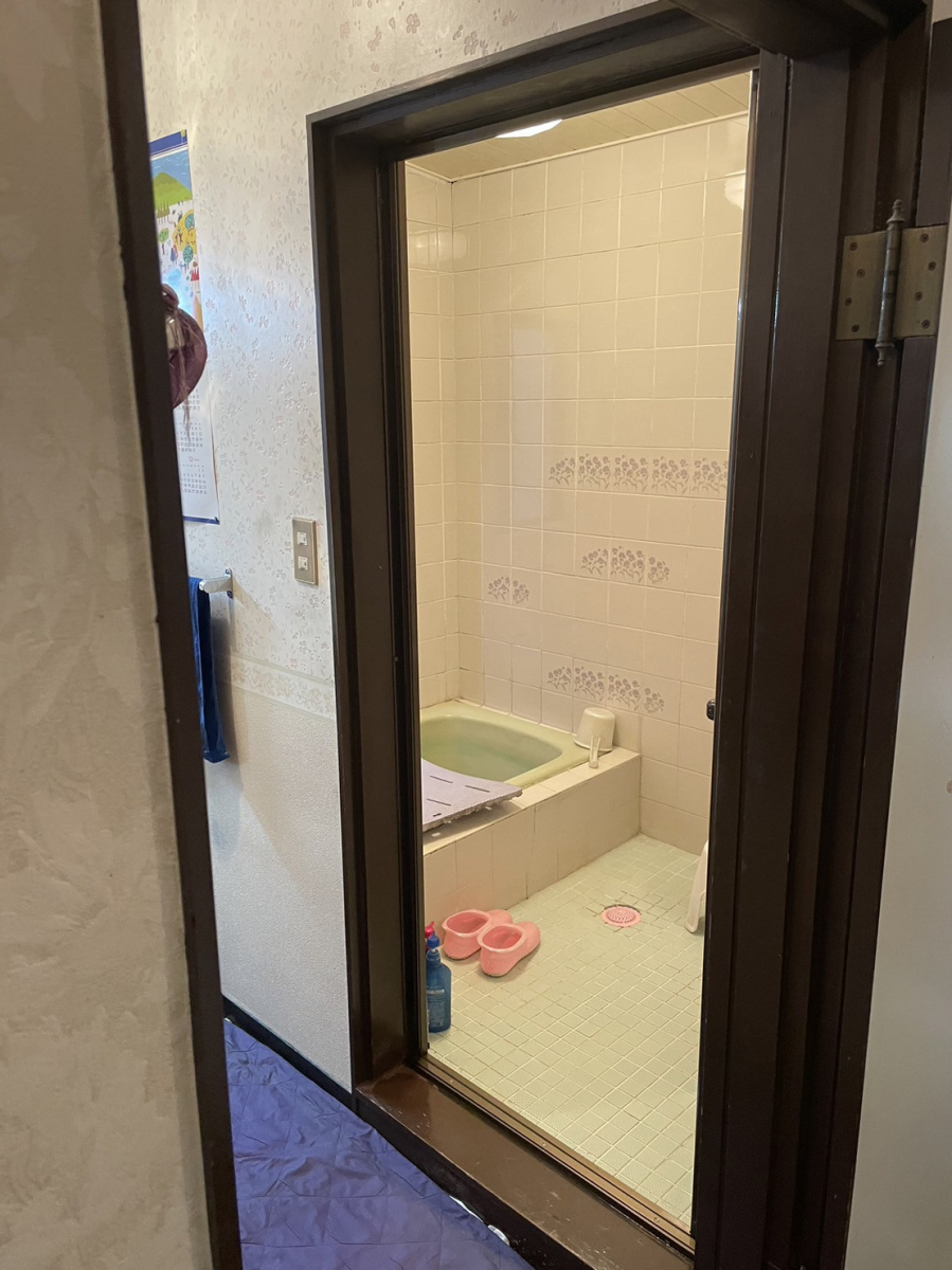 クワタ神戸支店の浴室ドア施工の施工前の写真1