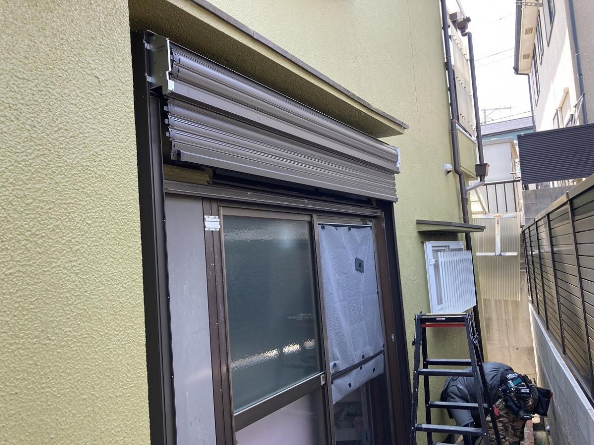 クワタ神戸支店の昔ながらの雨戸を一新✨防犯・採風に優れたシャッターに！！の施工前の写真1
