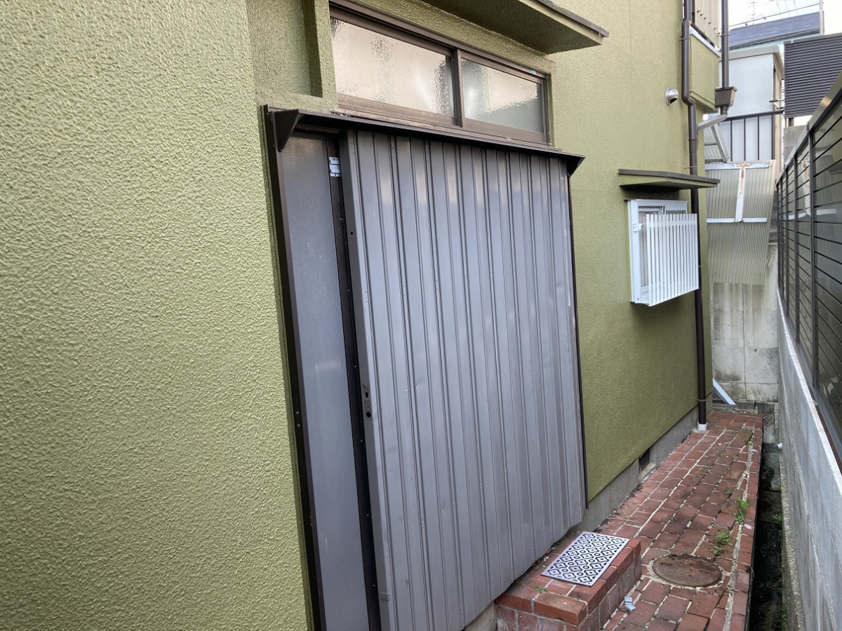 クワタ神戸支店の昔ながらの雨戸を一新✨防犯・採風に優れたシャッターに！！の施工前の写真2