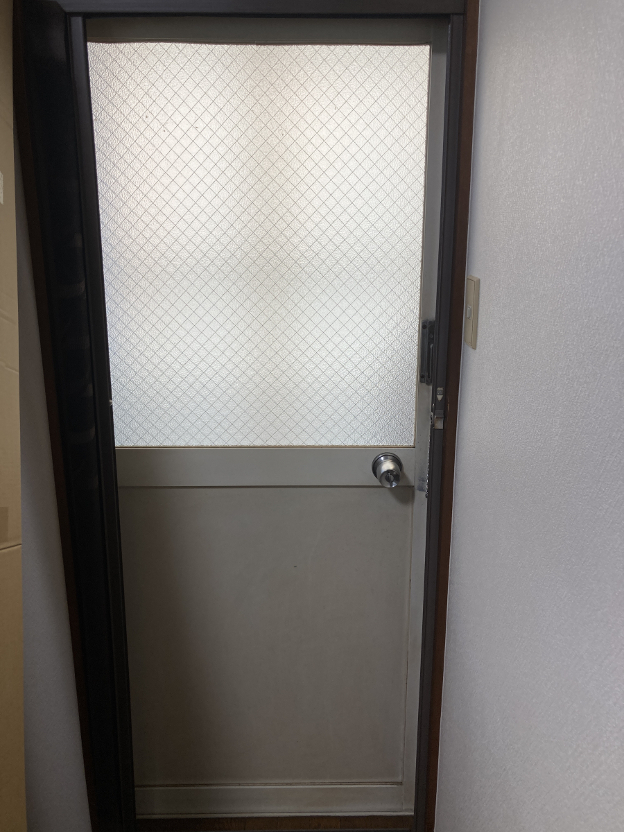 クワタ神戸支店のリシェント勝手口ドアで防犯性+断熱性を一度に叶える!?😲💖の施工前の写真2