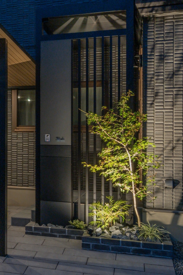 四万十 サワチカの【四万十市】新築外構工事｜雨の日も快適☆玄関まわりのスタイリッシュな目隠しの施工後の写真1