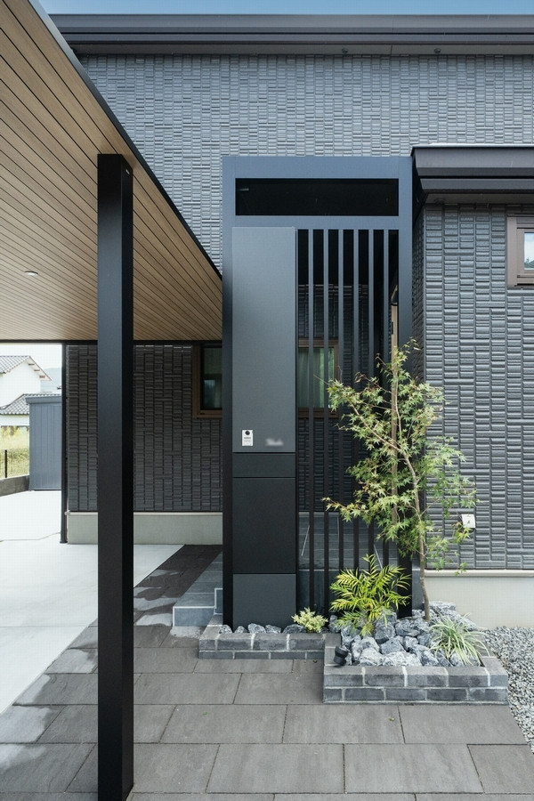 四万十 サワチカの【四万十市】新築外構工事｜雨の日も快適☆玄関まわりのスタイリッシュな目隠しの施工後の写真2