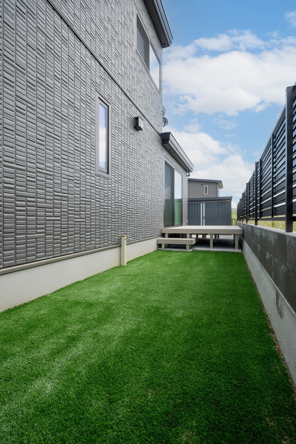 四万十 サワチカの【四万十市】新築外構工事｜雨の日も快適☆玄関まわりのスタイリッシュな目隠しの施工後の写真3