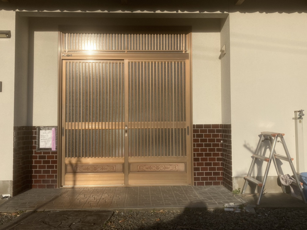 四万十 サワチカの【四万十市】玄関ドア（玄関引戸）リフォーム工事｜LIXILリシェントで1日施工の施工前の写真1