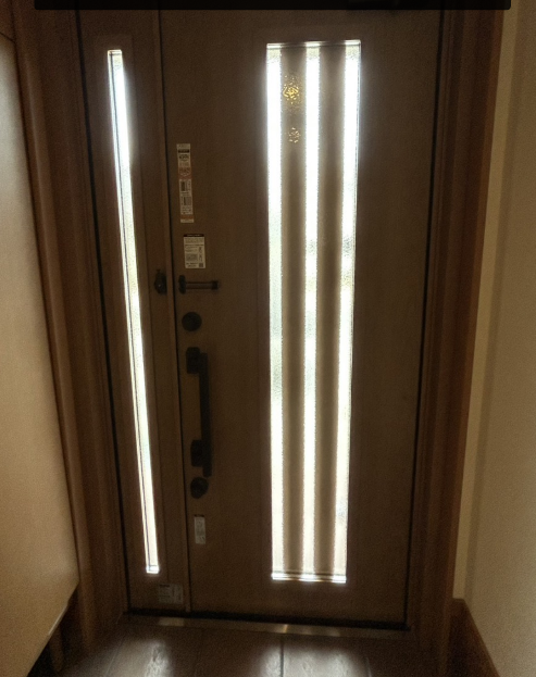 サンセブンのリシェント玄関ドア設置｜光を取り込みながらプライバシーを守る玄関リフォームの施工事例詳細写真1