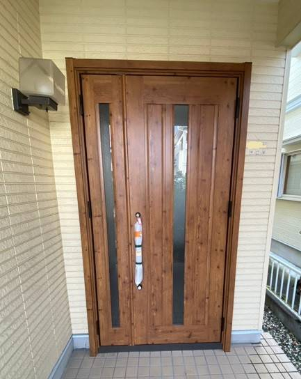 サンセブンの木調のきれいな親子ドアにの施工後の写真1