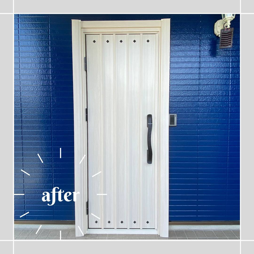 サンセブンのブルーの外壁によく映えるホワイトの玄関ドアの施工後の写真1