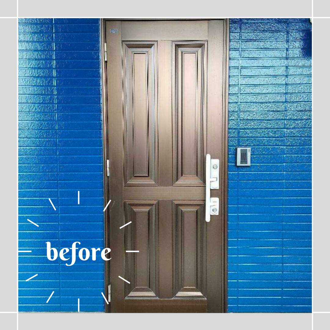 サンセブンのブルーの外壁によく映えるホワイトの玄関ドアの施工前の写真1