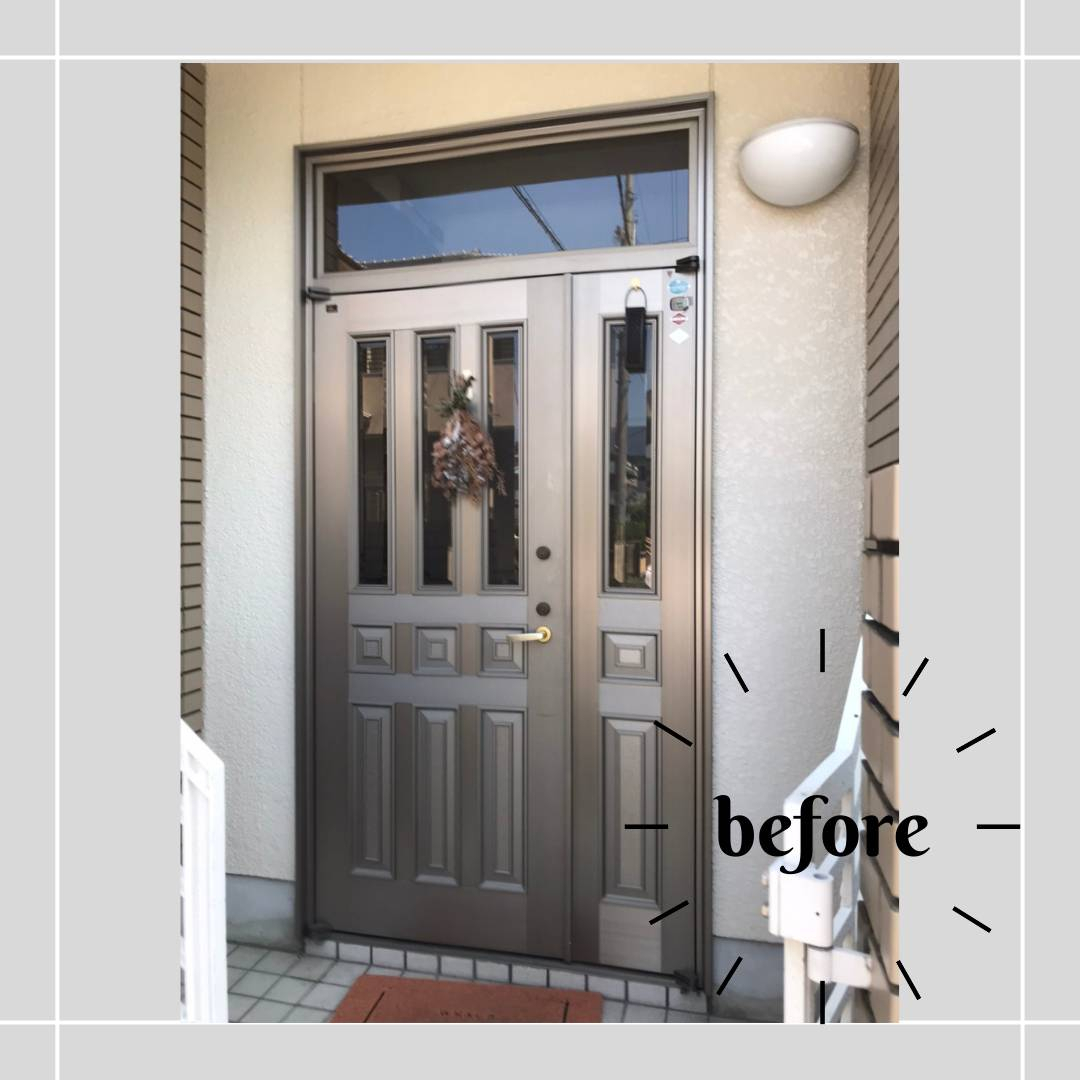サンセブンの温かみのある木目調の玄関ドアにリフォーム！の施工前の写真1