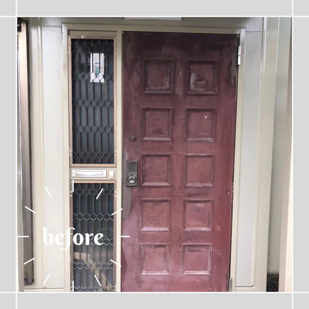サンセブンの古くなった木製の玄関ドアを断熱性能の高いドアへリフォームしました。の施工前の写真1
