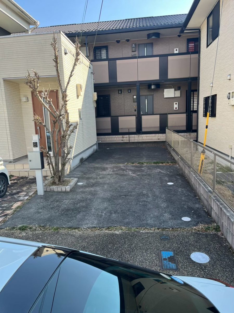 サンセブンのカーポート設置、お任せくださいの施工前の写真2