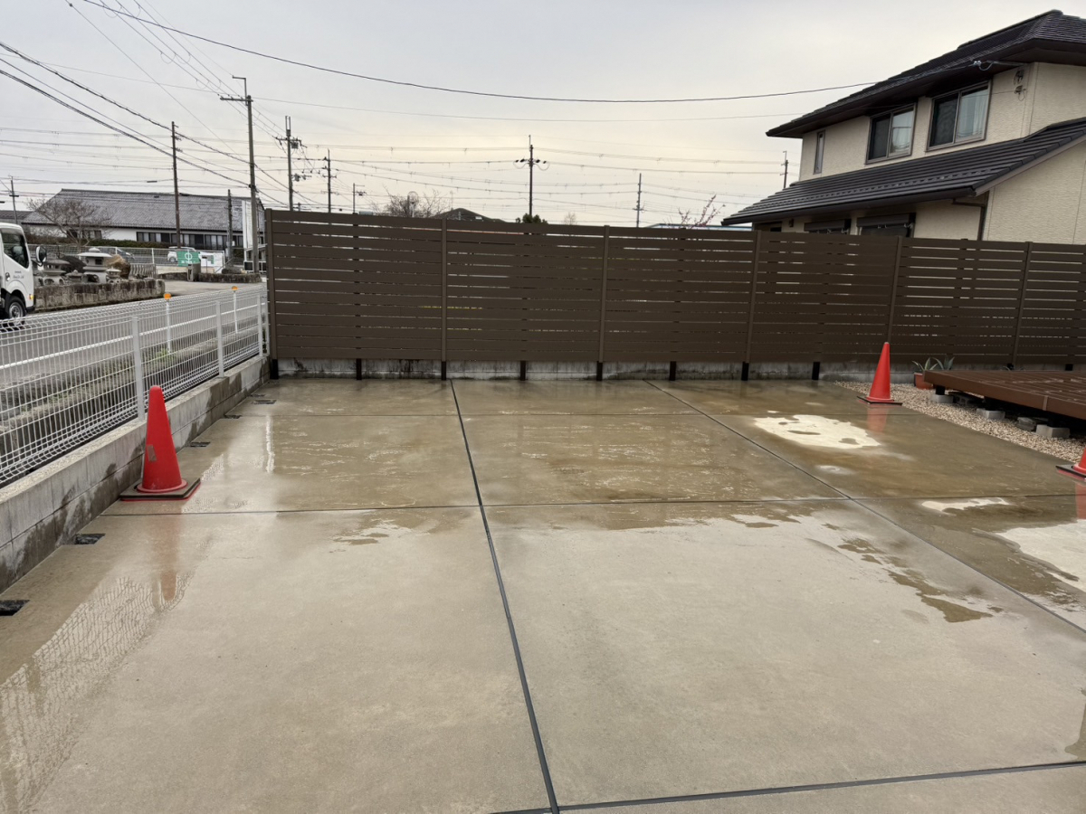 サンセブンの道からの視線も安心!快適な駐車場への施工前の写真1