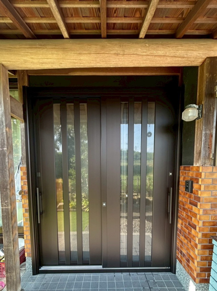 サンセブンの古くなった玄関を一新！LIXILリシェント引戸で快適な住まいへの施工後の写真1