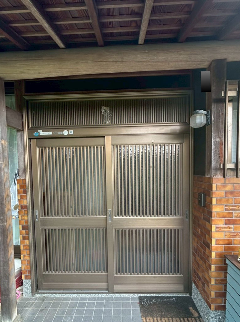 サンセブンの古くなった玄関を一新！LIXILリシェント引戸で快適な住まいへの施工前の写真1